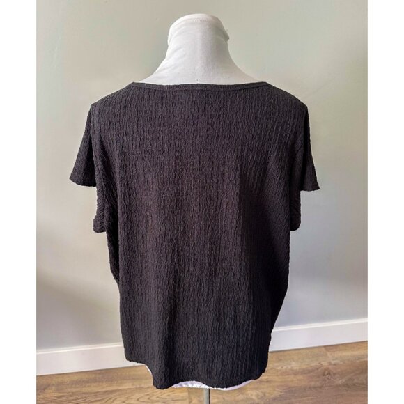 Old Navy Fitted Square-Neck T-Shirt in Textured Black - Picture 6 of 8